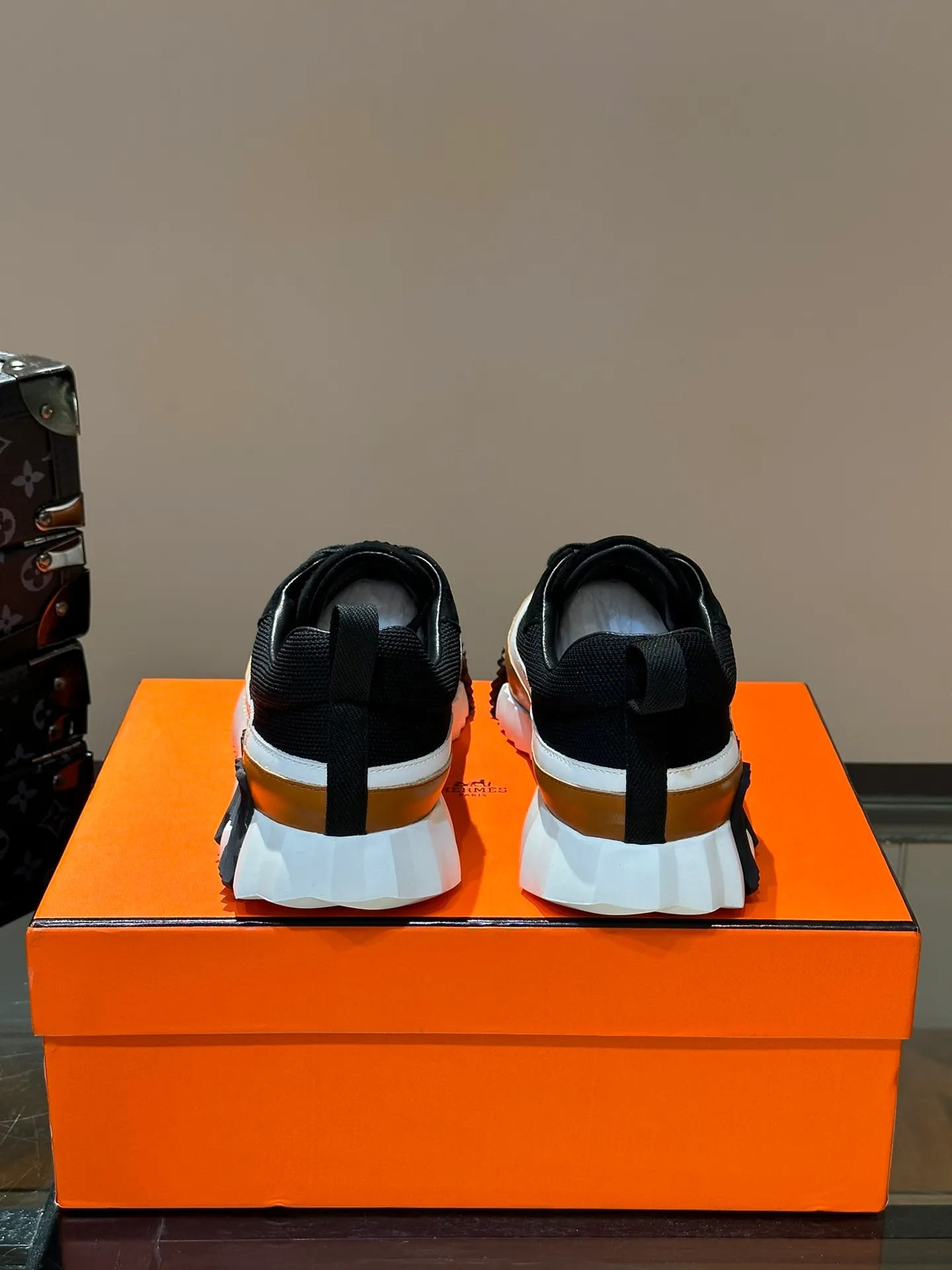 Men's shoes 💰p420 "hermes*" new men's casual sports shoes, the upper is made of cowhide leather and high-end mesh, imported materials, full of texture, the light sole is decorated with contrasting patterns, creating a versatile fashion style. Size: 38-44 (45.46 customized)